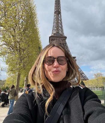 Durante su estancia visitó por sitios históricos de la capital francesa.