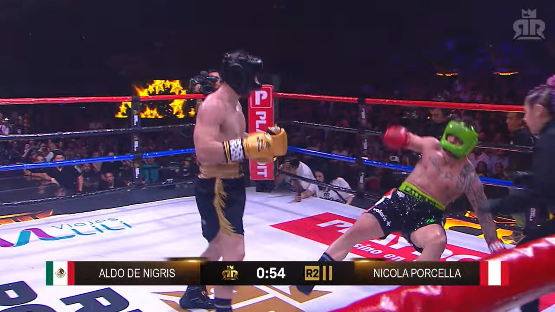 Aldo de Nigris asesta un golpe decisivo a Nicola Porcella, llevándolo a la lona y asegurando la victoria por nocaut en el ring. ((YouTube/ Ring Royale))