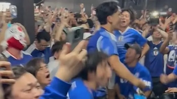 Una de las imágenes más llamativas del Mundial: la colorida previa de los hinchas de Japón al ritmo de la cumbia villera