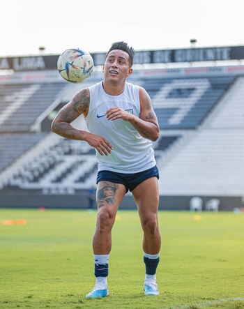 Christian Cueva continúa entrenando para