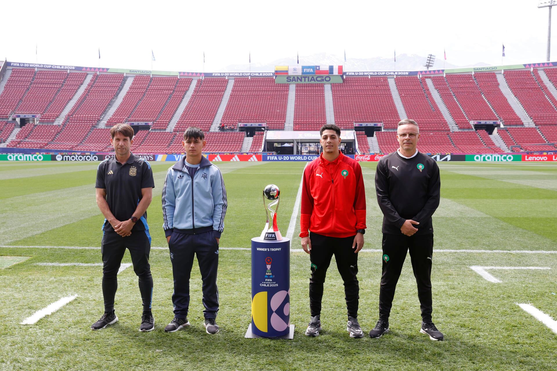 Diego Placente y Julio Soler posan como representantes de la Argentina junto al entrenador de Marruecos, Mohamed Ouahbi, y el capitán del equipo africano, Houssam Essadak. En el medio de ellos, el trofeo del Mundial Sub 20