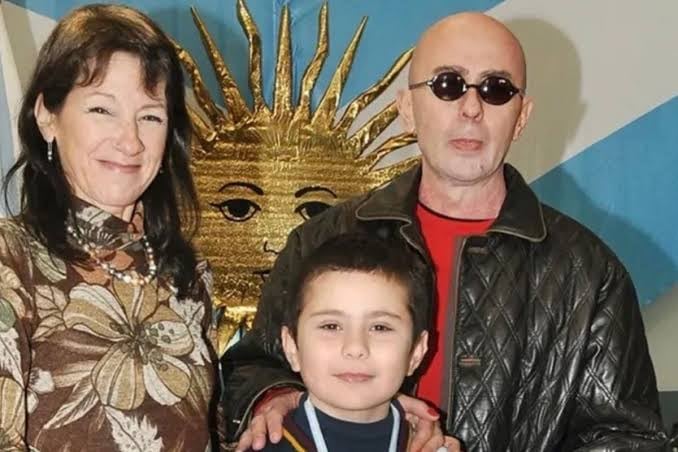 Virginia Mones Ruiz, Indio Solari y su hijo Bruno, en un acto escolar casi 20 años atrás