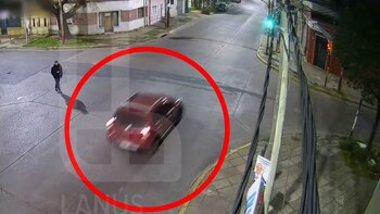 El vehículo de color rojo