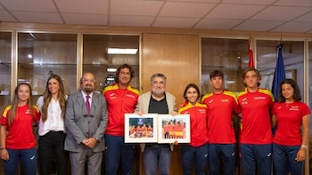 Rodríguez Uribes recibe a las selecciones masculina y femenina de tenis Sub-16, oro y plata en el Europeo