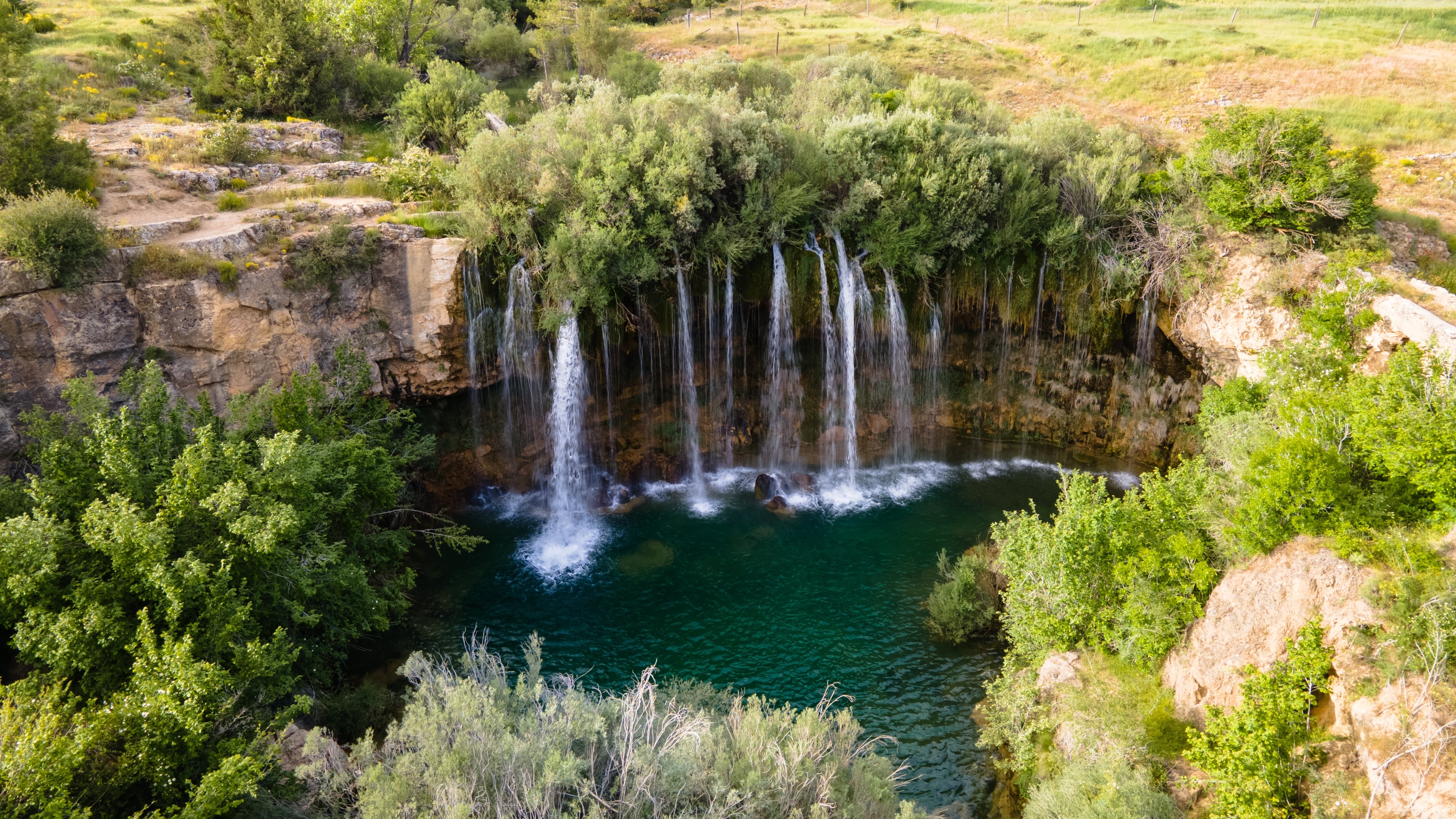 Descubre la espectacular Cascada del Molino de San Pedro, una joya oculta en la Sierra de Albarracín