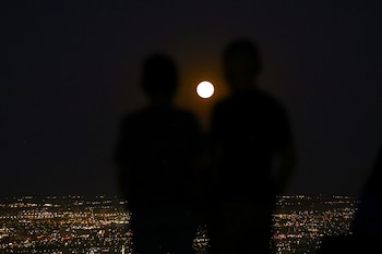 Dos niños observan la superluna
