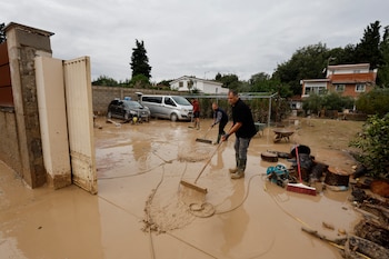 Viviendas inundadas en una urbanización