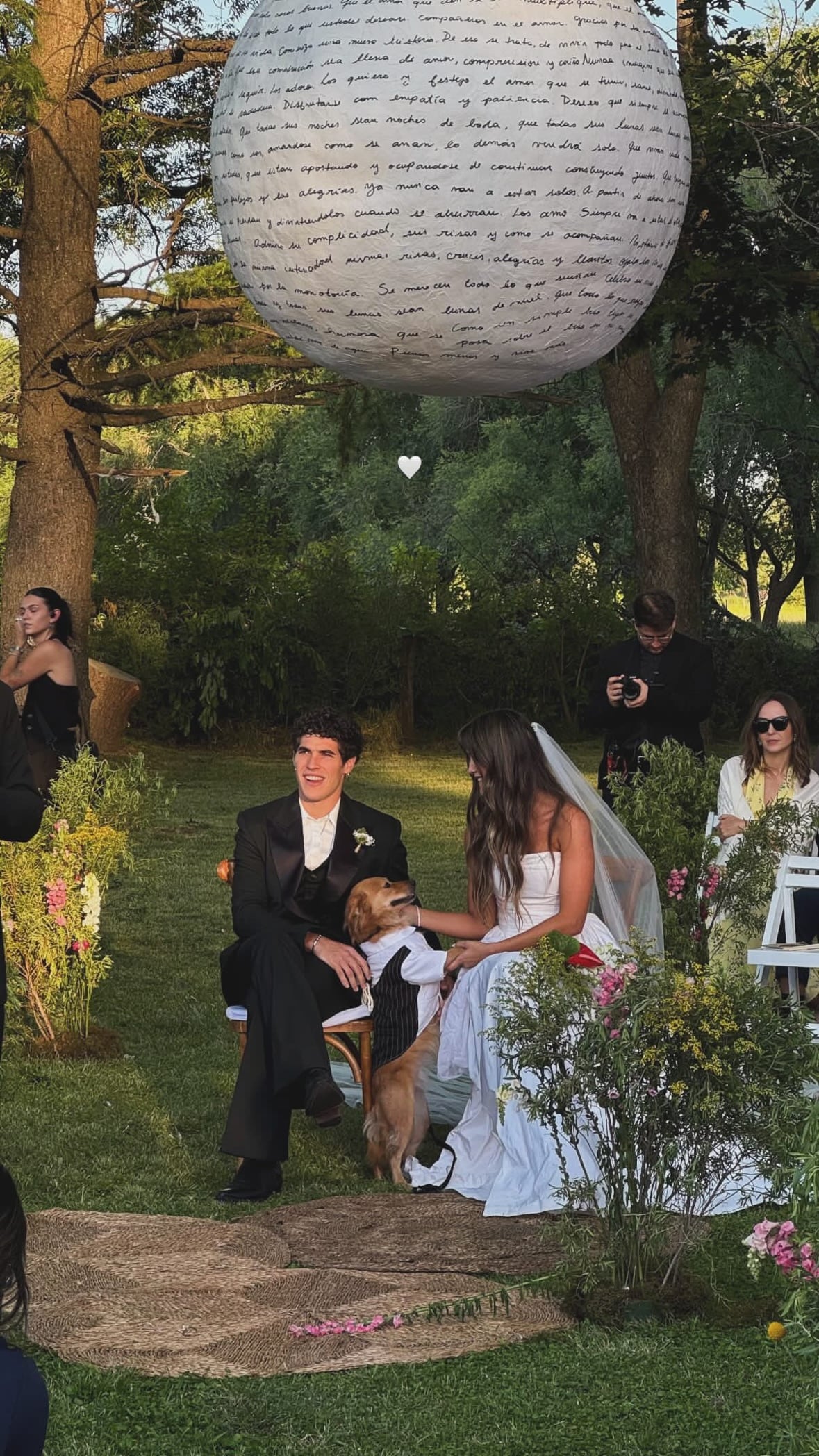 Malena y El Purre se casaron por civil y luego hicieron una ceremonia al aire libre, donde su mascota fue uno de los protagonistas