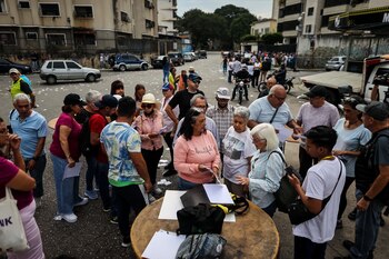 Ciudadanos venezolanos fueron registrados este domingo, 22 de octubre, al asistir a los puestos de votación de las elecciones primarias de la oposición, en Caracas (Venezuela). EFE/Miguel Gutiérrez