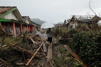 Un hombre camina en medio