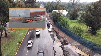 Una carretera dañada con un gran socavón y varios vehículos, y un recuadro muestra un segundo socavón con barreras de seguridad y una pared.