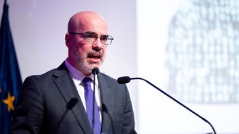 Manos Limpias se querella contra el delegado del Gobierno por la acampada de Sol