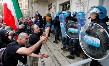 Manifestantes contra el pasaporte sanitario