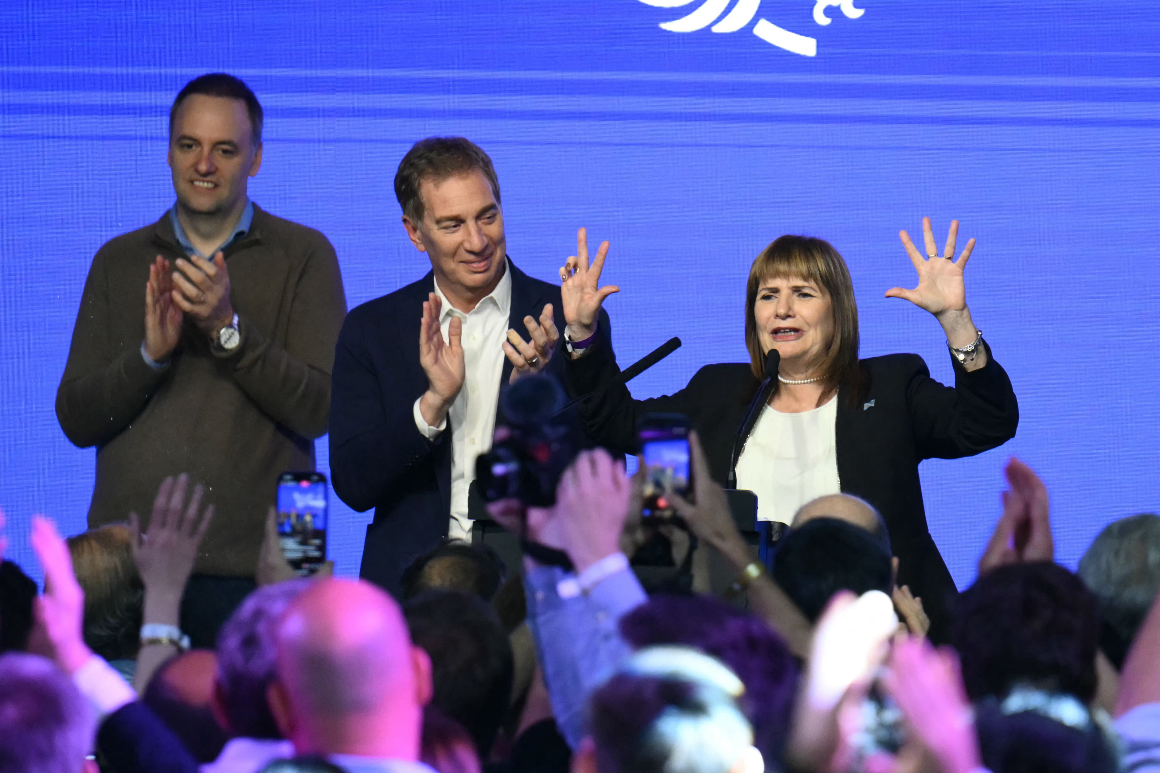 La misión política de Adorni, Santilli y Bullrich es lograr que se apruebe la reforma laboral(Photo by Luis ROBAYO / AFP)