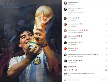 Captura de pantalla de una publicación digital con una fotografía de Diego Maradona que alza la Copa del Mundo y comentarios de usuarios