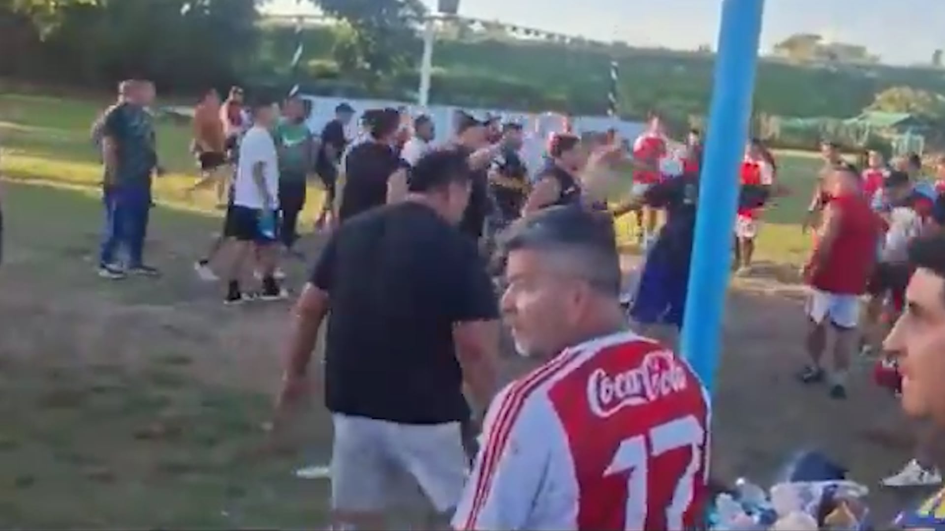 Partidarios de Hugo y Pablo Moyano se pelearon a golpes de puño y patadas en noviembre de 2025 tras un partido de fútbol en el Club Argentino de Merlos