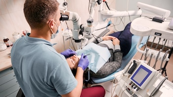 Una mujer en la consulta del dentista (Magnific)