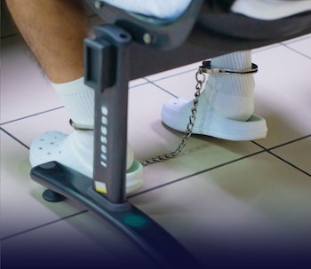 Las autoridades incautaron documentos y sellos presuntamente falsificados, además de billetes de lotería y papeles oficiales durante el procedimiento./(Centros Judiciales El Salvador)