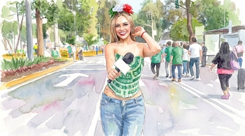 Ilustración acuarela de mujer sonriente con diadema tricolor y top verde, sosteniendo un micrófono en la calle con personas y árboles al fondo.