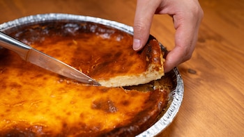 Tarta de queso con base de hojaldre, una receta muy fácil de preparar para triunfar a la hora del postre
