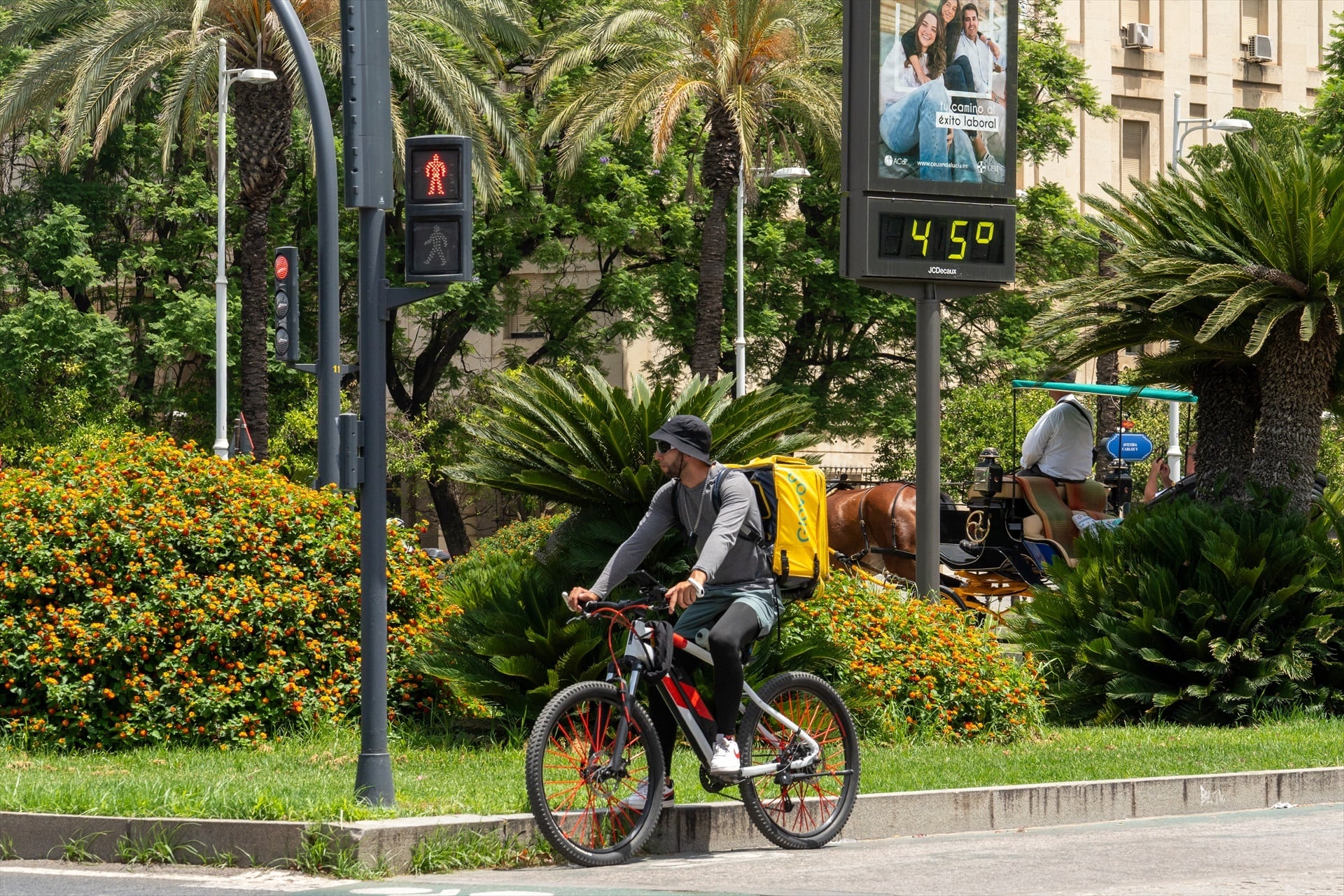 “Repartir crema y gafas de sol no es suficiente”: los ‘riders’ exigen medidas reales ante las olas de calor