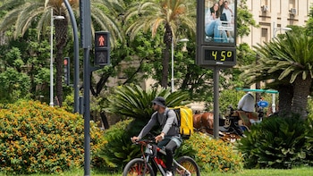 “Repartir crema y gafas de sol no es suficiente”: los ‘riders’ exigen medidas reales ante las olas de calor