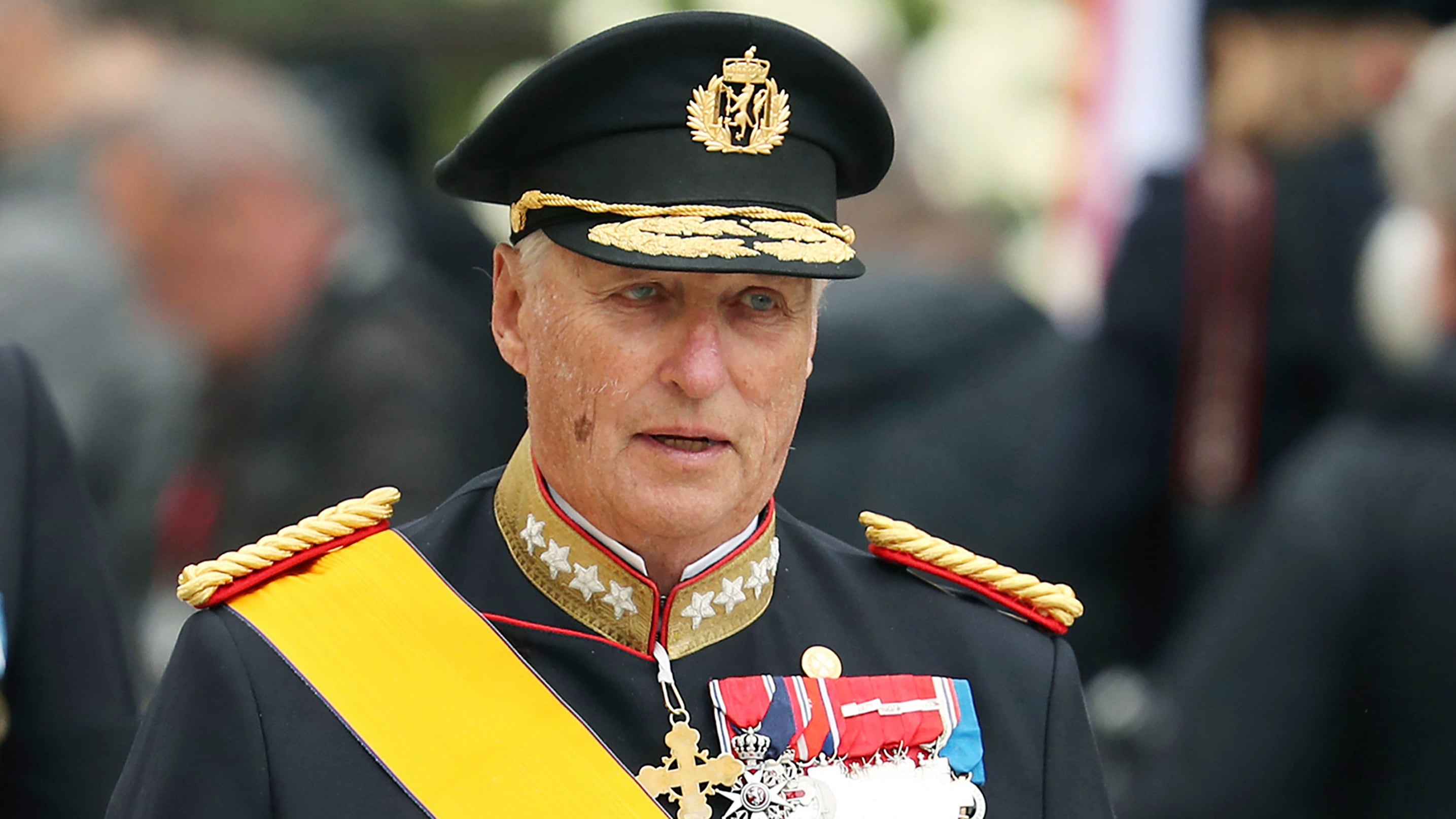 El rey Harald V de Noruega sale de la catedral de Notre Dame tras asistir al funeral del gran duque Juan de Luxemburgo, 2019. (Foto AP/Francisco Seco)