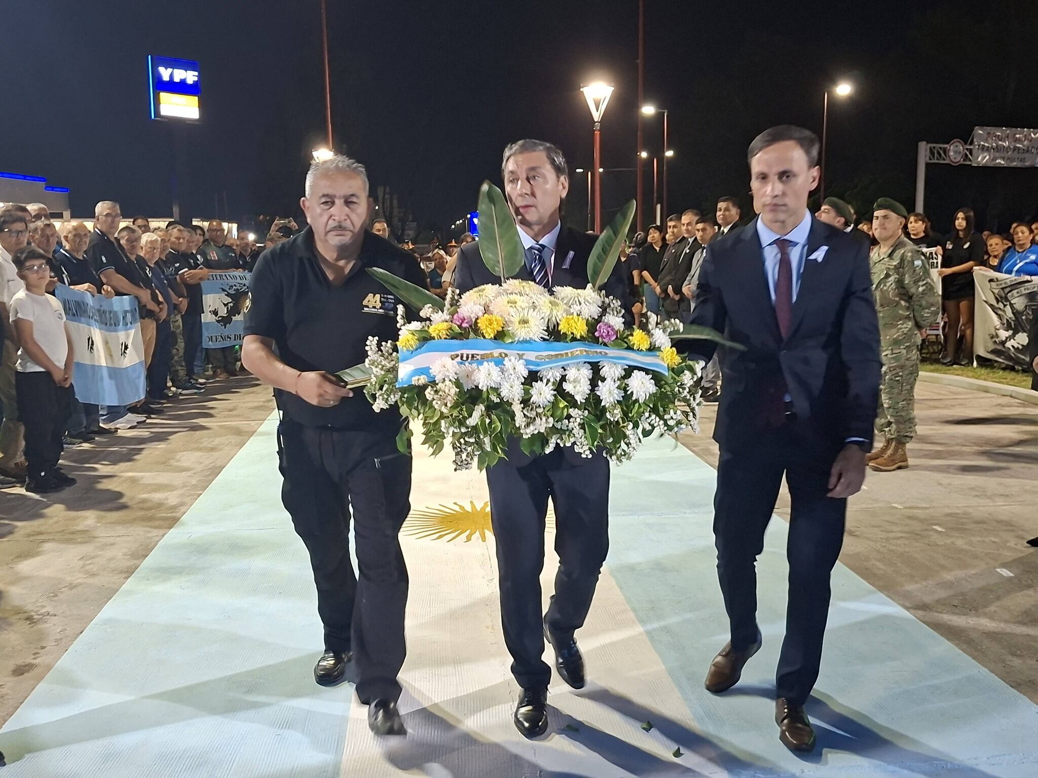 La corona de flores que se entregó en el acto de Santiago del Estero (Cámara de Diputados SDE)