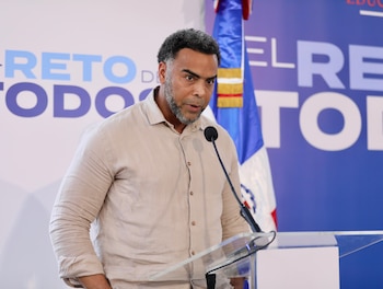 El homenaje a Nelsy Cruz como figura educativa local destaca el compromiso con el servicio público y la educación en Montecristi. (Cortesía: Gobierno de República Dominicana)