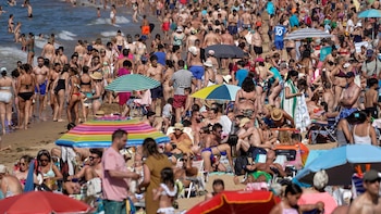 Los europeos prevén viajar menos este verano, pero mantienen su pasión por España: sigue siendo el destino favorito de los turistas internacionales