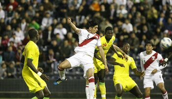 Carlos Zambrano en un duelo aéreo en Perú vs Senegal del 2011 en Matute. (GEC)