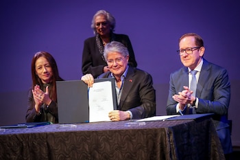Guillermo Lasso durante la firma con la CAF.