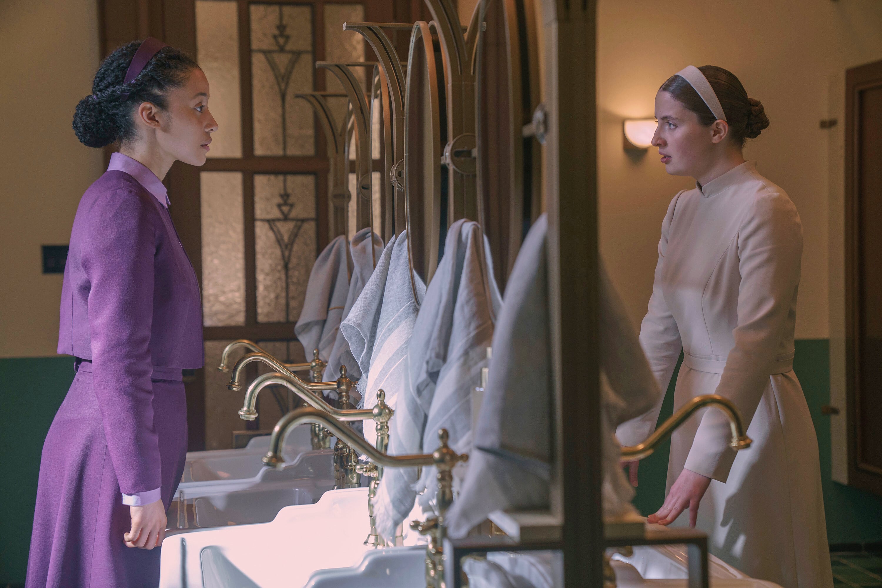 En 'Los testamentos', la serie de Hulu basada en la novela de Margaret Atwood, las adolescentes enfrentan los desafíos de crecer en la opresiva sociedad de Gilead