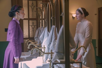 En 'Los testamentos', la serie de Hulu basada en la novela de Margaret Atwood, las adolescentes enfrentan los desafíos de crecer en la opresiva sociedad de Gilead