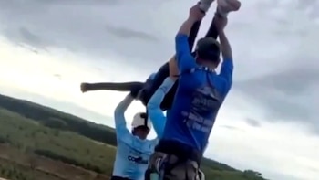 Una mujer murió tras un salto de bungee en Brasil: fue arrojada accidentalmente sin cuerdas desde un puente de 30 metros
