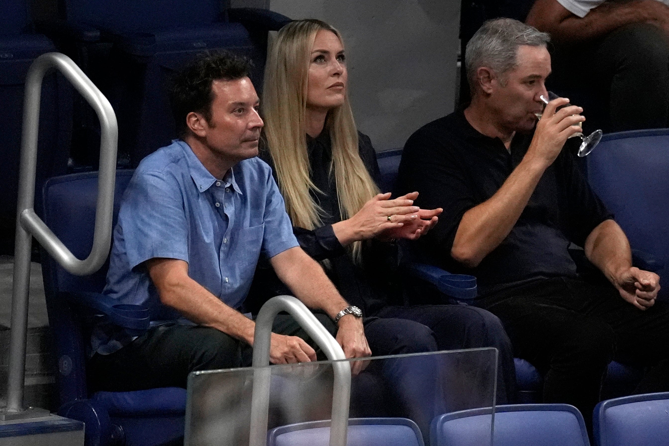 Jimmy Fallon prioriza la comodidad con una camisa azul claro de manga corta y estilo relajado (REUTERS/Eduardo Munoz)