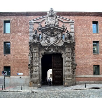 Entrada al Centro Cultural Conde