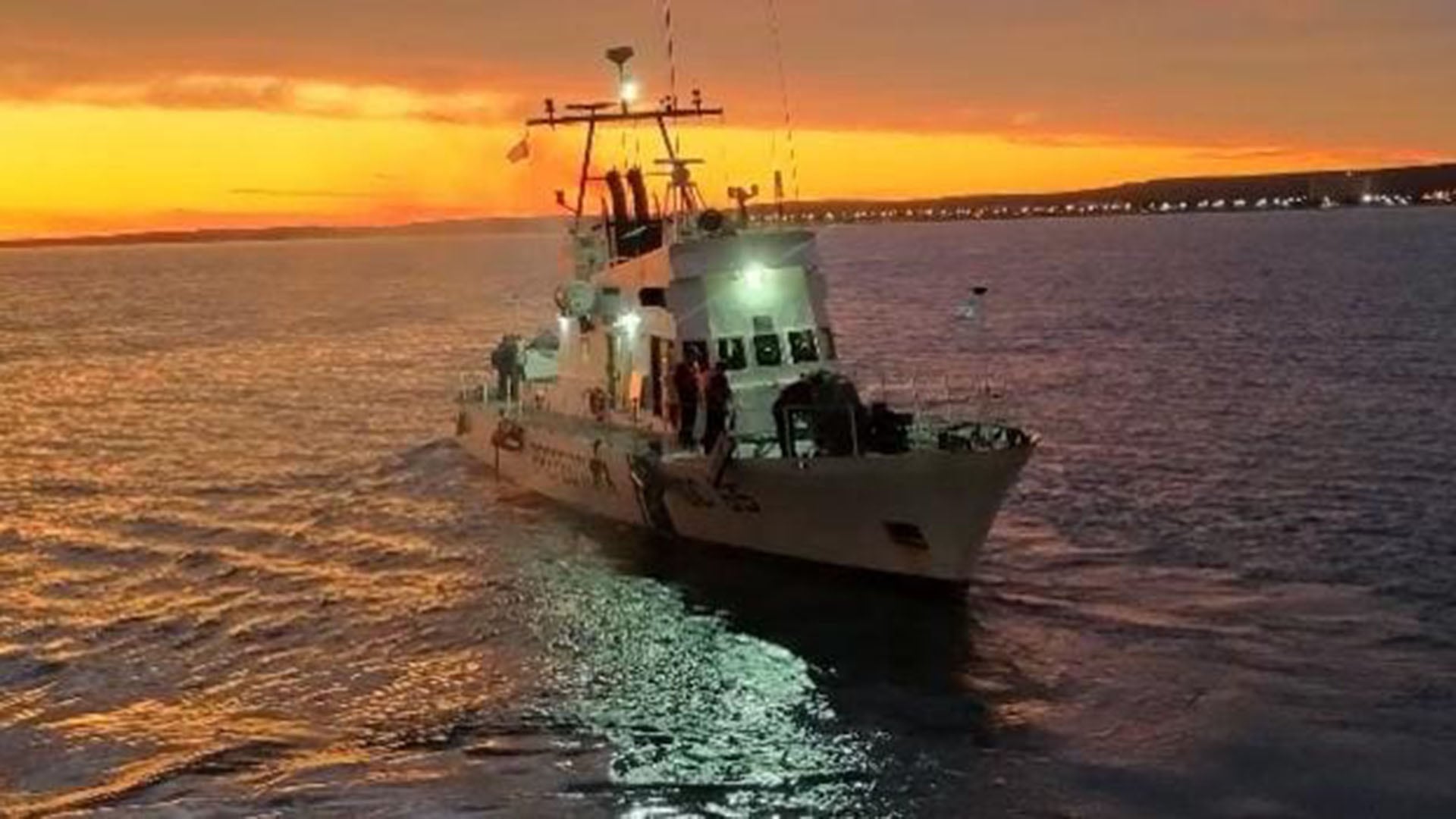 Una embarcación de la Prefectura Naval Argentina participa en la intensa búsqueda de una mujer buceadora desaparecida en Puerto Madryn al atardecer de ayer