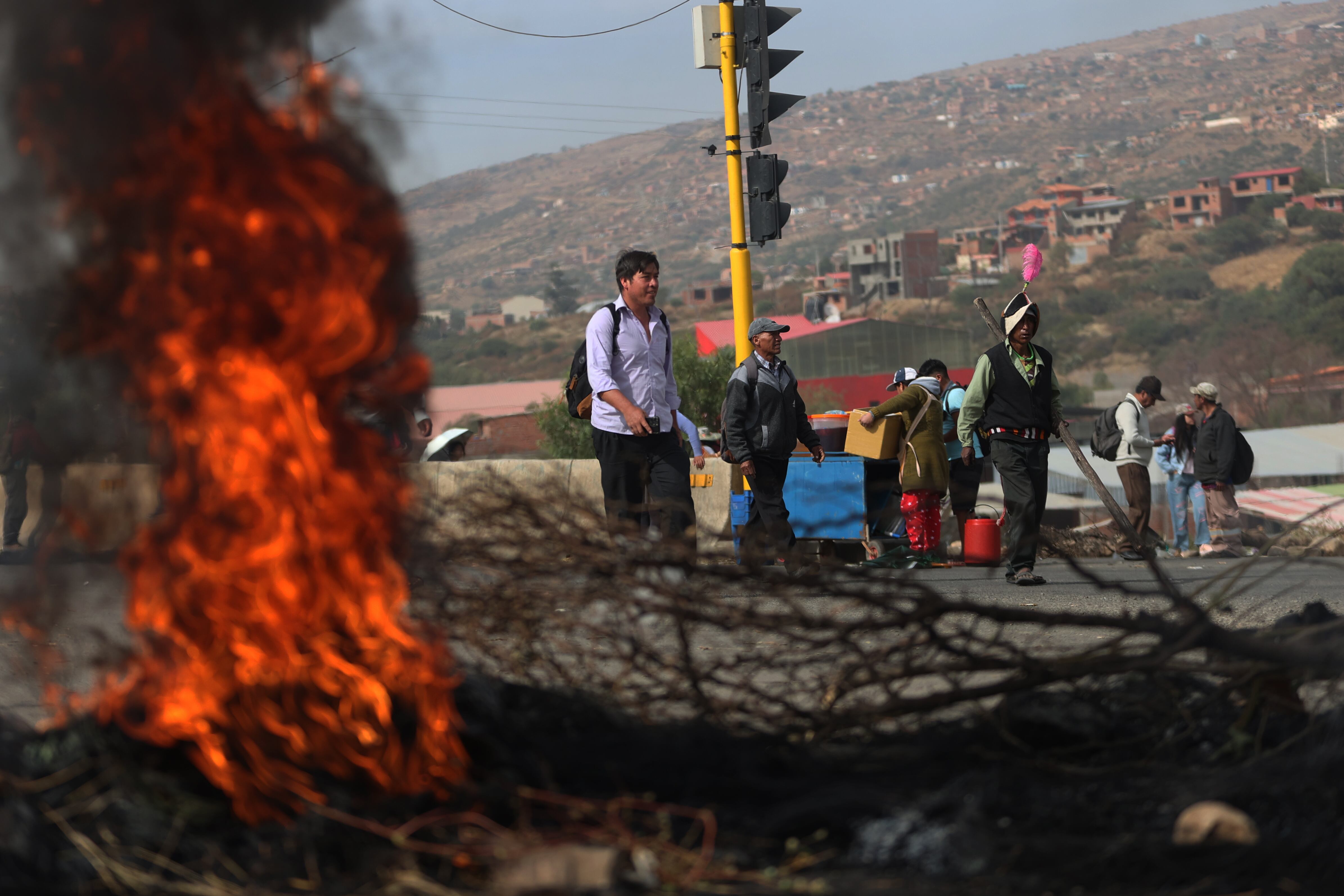 Seguidores del expresidente Evo Morales bloquean una vía, en Cochabamba (Bolivia). (EFE/ Luis Gandarillas)