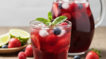 Agua de jamaica con frutos