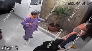 Con muletas y moretones: mujer