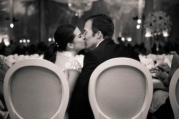 Karla Souza y Marshall Trenkmann,