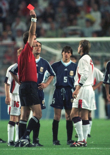 El debate sobre la justicia en el fútbol y el papel del VAR resurge a 25 años de la polémica expulsión de Beckham en Francia 98 (AP/Denis Doyle)