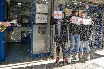 Personas celebrando el Gordo de