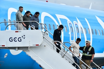 Migrantes deportados de Estados Unidos bajan de un avión en la pista del Aeropuerto Internacional Juan Santamaría en Alajuela, Costa Rica, el 11 de abril de 2026. Estados Unidos deportó el 11 de abril de 2026. (Ezequiel BECERRA / AFP)