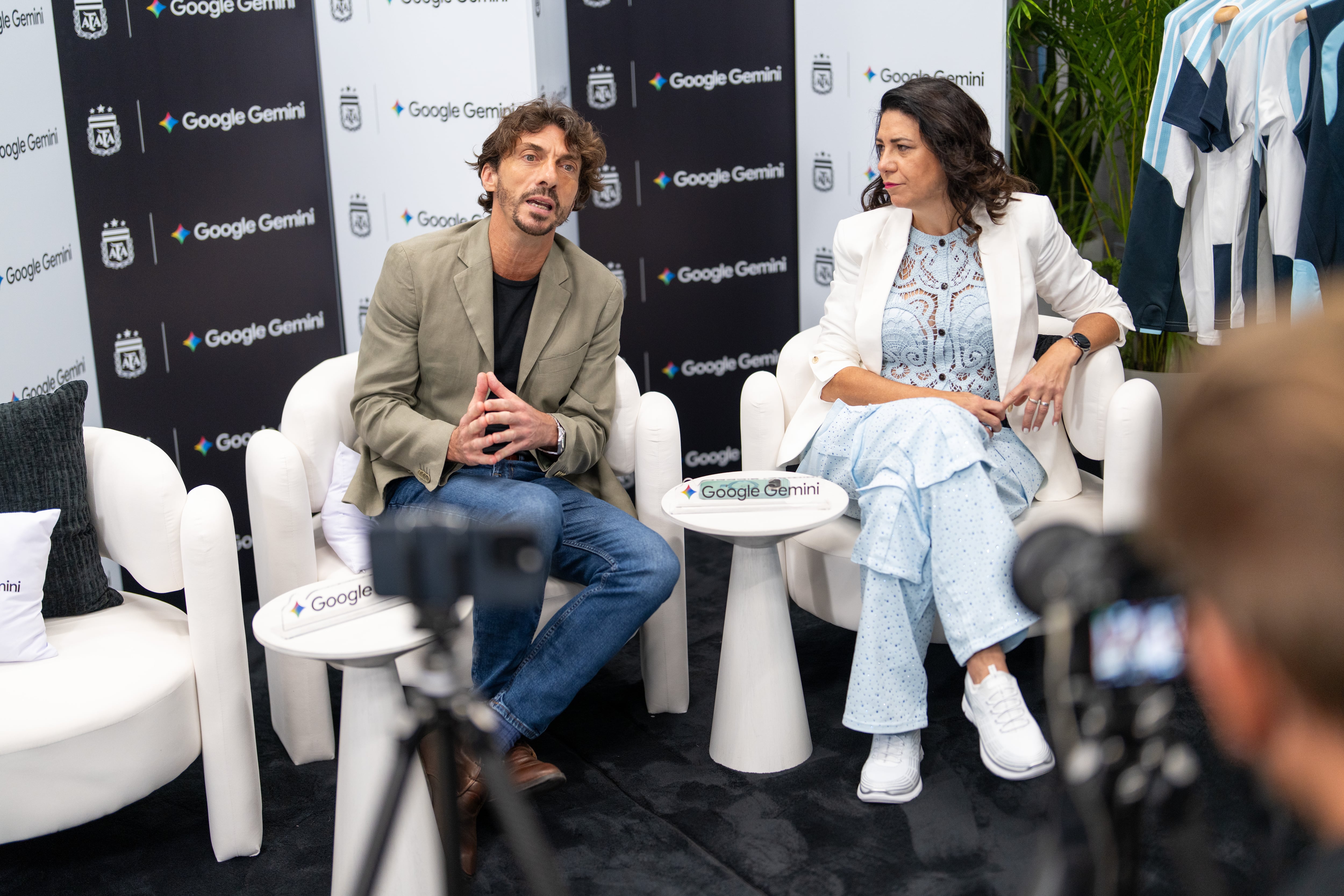 Ramiro Sánchez, CMO de Google Latin America, y Florencia Sabatini, directora de comunicaciones para Hispanoamérica, explicaron en Miami la estrategia detrás de la alianza entre Google y AFA.