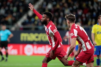 Thomas Lemar (i) celebra el