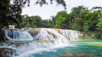 La cascada mexicana de agua azul turquesa que viajeros asiáticos comparan con las Maldivas, y está en un estado que nadie imagina
