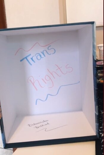 "Derechos trans". La inscripción al