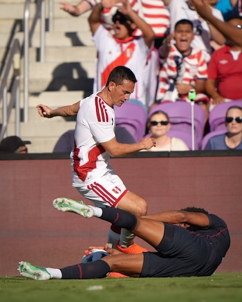 Jairo Vélez no fue el jugador diferencial de Perú ante Estados Unidos. Estuvo bien marcado y no pudo crea juego. - créditos: FPF
